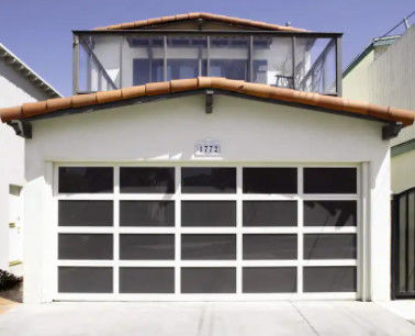 Classe 3 di resistenza al vento di altezza regolata porta sezionale di alluminio trasparente di vetro per la caserma dei pompieri