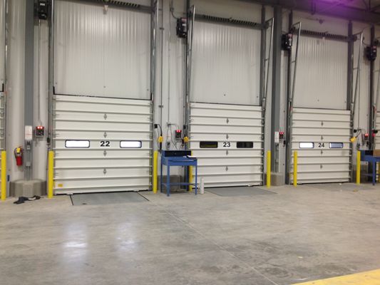 Porte sezionali di industriale di conservazione di calore, spessore sezionale d'acciaio delle porte 2mm del garage
