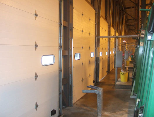 Il metallo ha isolato il verticale scorrevole sopraelevato del rullo delle porte sezionali che solleva per il magazzino