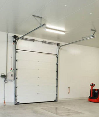 Le porte sezionali sopraelevate commerciali hanno isolato il garage automatico del metallo verticale elettrico
