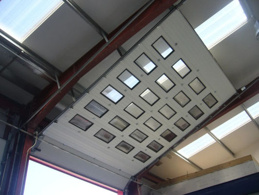 Porta sezionale automatica con doppia pellicola con sezione isolante