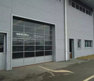 Isolamento efficiente Porte di garage sezionali in alluminio doppio vetro 9x8 9x7 16x7 Moderno
