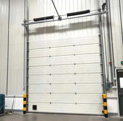 Immagazzino industriale Cerniere di sollevamento verticale Porta aerea sezionale spessore 50 mm-80 mm Porta di garage sezionale isolata
