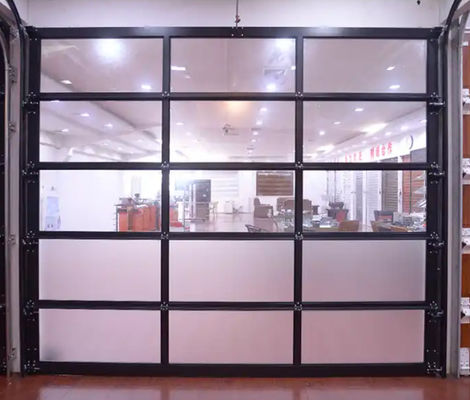 Porta sezionale di alluminio isolata per esterno di una villa moderna