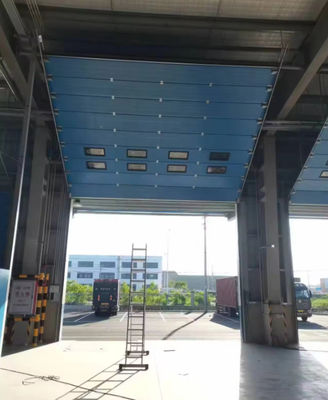 Porte a sezione con maniglia chiudibile e design resistente al vento