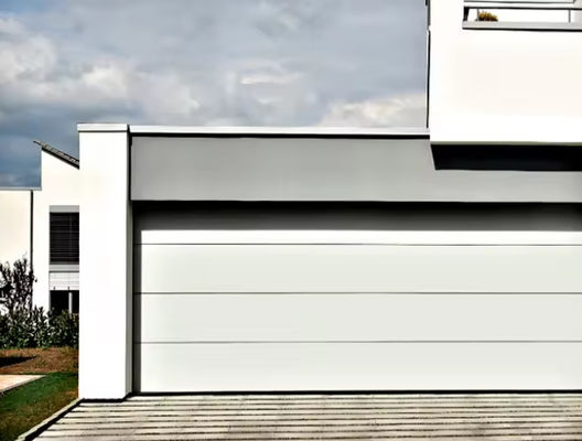 Porta a sezione di acciaio isolato con serratura di sicurezza progettazione resistente al vento e riduzione del rumore