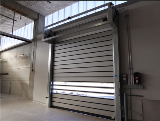 Efficienza di sicurezza della porta a spirale trasparente in alluminio ad alta velocità con sistema di controllo PLC Vendita diretta in fabbrica Velocità massima 2 m/s