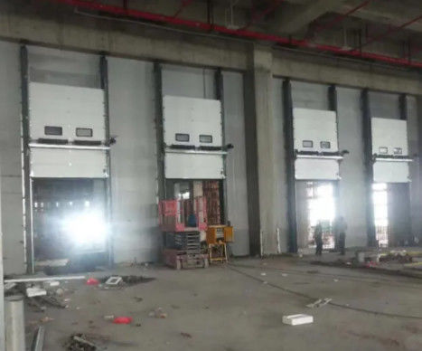 Porte di garage a sezione isolante con schiuma di poliuretano e ventilazione a controllo remoto verticale