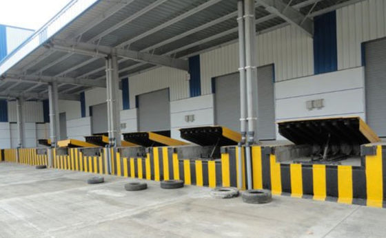 10000-20000 libbre di carico Dock Levelers Ferri di sicurezza in acciaio galvanizzato e barre sul sito di assemblaggio