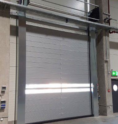Porte di garage isolate con schiuma di poliuretano, insonorizzate e termicamente isolate