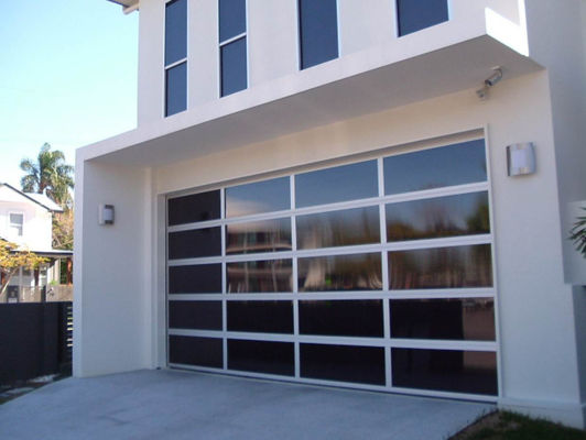 Porta di garage commerciale isolata con schiuma di poliuretano e rivestimento climatico