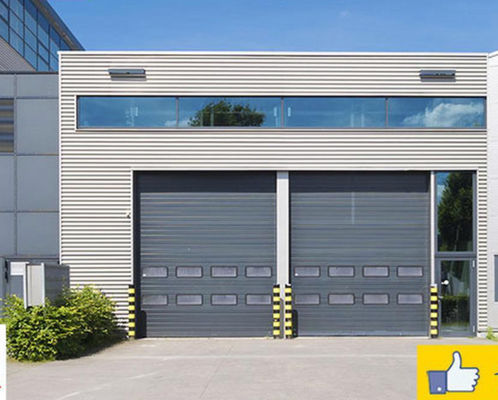 Porte sezionali commerciali con pannelli isolanti di spessore 50-80 mm e costruzione in acciaio resistente