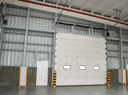 Porte sezionali commerciali con pannelli isolanti di spessore 50-80 mm e costruzione in acciaio resistente