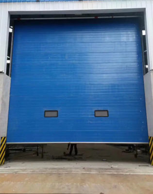 Porte sezionali industriali di caserme di pompieri con disegno a forma automatica e copertura in polvere sopra la testa