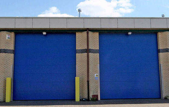 Porte commerciali a cielo aperto Automatica Formata Acciaio Isolato Verticale Sollevamento Porte sezionali scorrevoli In Bianco