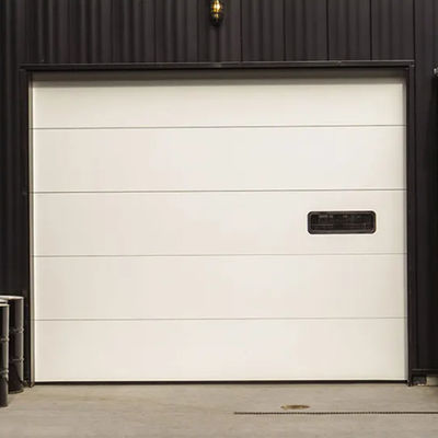 Porte a cielo aperto di sezione commerciale con protezione sigillata contro le intemperie e maniglia chiudibile