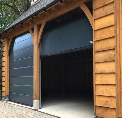 Porte a cielo aperto sezionali 50 mm-80 mm spessore isolato Porte di garage sezionali per centri commerciali e commerciali