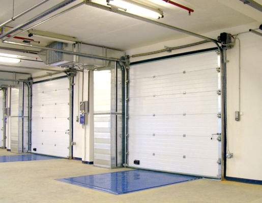 Porta a cielo aperto sezionale rivestita in polvere spessore 50 mm-80 mm porta di garage sezionale isolata commerciale