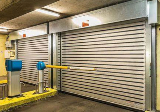 Porta a spirale di alta velocità trasparente in alluminio sicuro con sistema di sicurezza con sensore fotoelettrico e permeabilità all'aria ≤ 2,0 m3/ M2.s