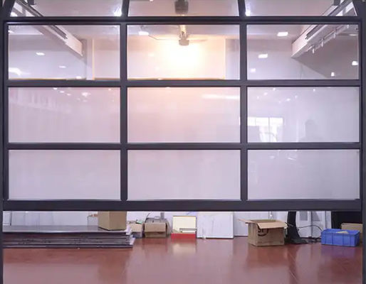 Durazione idraulica personalizzata Classe 3 Vetro trasparente Porta di garage sezionale Stile di design moderno