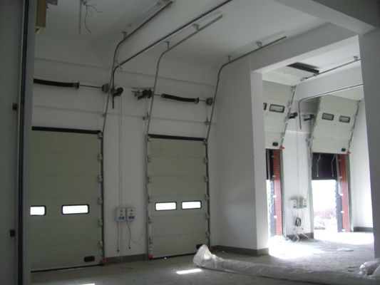 Portone di sezione industriale a forma automatica con sblocco di emergenza e design personalizzato