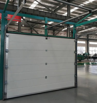 Portoni di sezione industriali a forma automatica con manico chiudibile e porte di sezione in acciaio bianche
