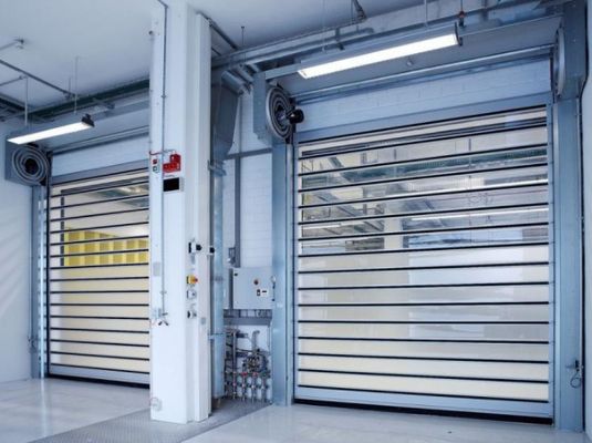 Sistema di sicurezza con sensore fotoelettrico per porta a spirale ad alta velocità trasparente in alluminio per esterni di alta qualità industriale avvolgibile isolata personalizzata e velocità di chiusura di 0,8 m/s per efficienza