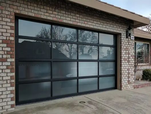 Personalizzato su ordinazione resistenza all'acqua Classe 3 Porta di garage trasparente Porta di garage sezionale di vetro Ottima opzione di isolamento
