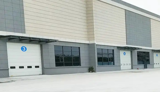 Large Industrial Workshop Sectional Overhead Door Disegno a pannello piatto o contornato 50 mm-80 mm Spessore isolato Sezione di porta del garage