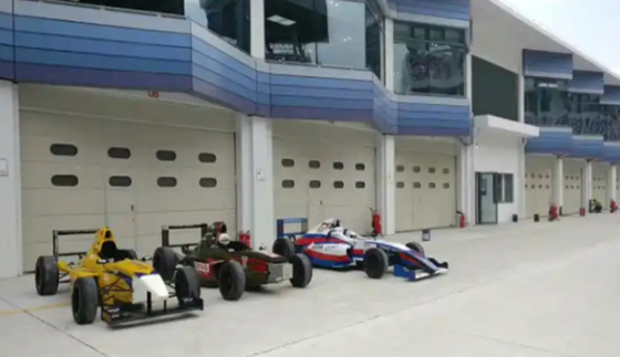 Large Industrial Workshop Sectional Overhead Door Disegno a pannello piatto o contornato 50 mm-80 mm Spessore isolato Sezione di porta del garage