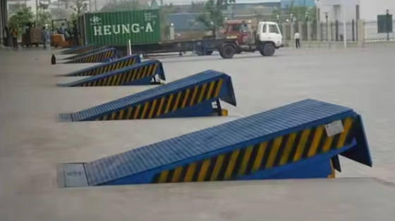 Rampe di carico per banchina officina automatiche con piastra di carico e barre di sicurezza Piattaforma di carico in acciaio robusto per impieghi gravosi da 8T efficiente per magazzini