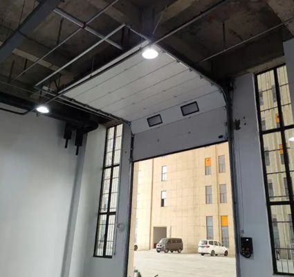 Porte sopraelevate sezionali di soglia in vinile spessore 50 mm-80 mm Nuova porta termica isolante industriale automatica sicura per officine porta del garage