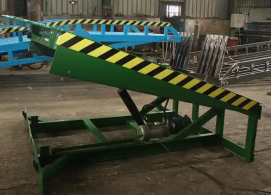 Laboratorio Automatico all'ingrosso Prezzo di fabbrica fisso Piattaforma idraulica di livellamento 8-15 tonnellate Piattaforma di sollevamento di rampa di stazione di carico piattaforma di carico piattaforma di livellamento