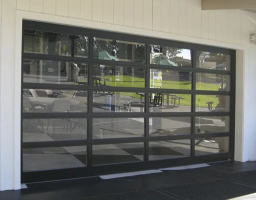 Moderna porta da garage sezionale in alluminio nero elegante con telaio in vetro temperato trasparente, stile sezionale con apertura manuale o automatica