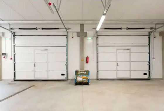 Isolamento acustico Livello 24 DB Porte sezionali isolate dotate di energia minima per il funzionamento e di vinile o spazzola