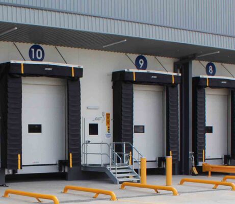 Sistema di carico regolabile per camion, tettoia per porta di carico che garantisce protezione dagli agenti atmosferici presso le baie di carico