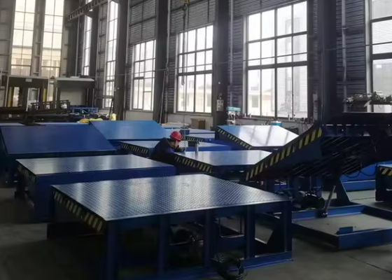 Piattaforma di sollevamento per carico container con rampa idraulica regolabile per officina per livellatrici per porte di banchina da 6-20 tonnellate