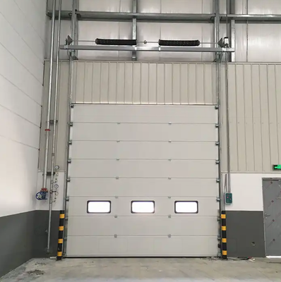 Porta basculante sezionale isolata OEM personalizzata Porta pedonale integrata Porta pedonale da 40 mm Finestra in policarbonato industriale