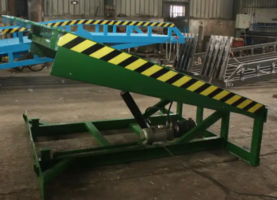 Galvanizzato Dock Door Levelers Workshop Automatic Dock Plate Lifting Dock Loading and Unloading Ramp Piattaforma fissa di livellamento del molo