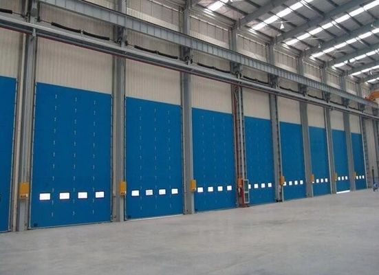 Porte sezionali isolanti elettriche / manuali anti rottura per magazzino pannello elettrico a controllo remoto materiale in acciaio
