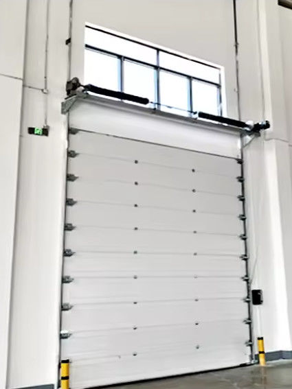 Porta a sezione di acciaio isolato con serratura di sicurezza progettazione resistente al vento e riduzione del rumore