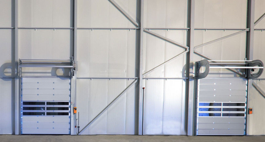 Porte isolanti in acciaio per porte a sezione Cerniere / serrature Finitura rivestita in polvere per la sicurezza dell'ingresso in casa Metallo Porta rotante ad alta velocità