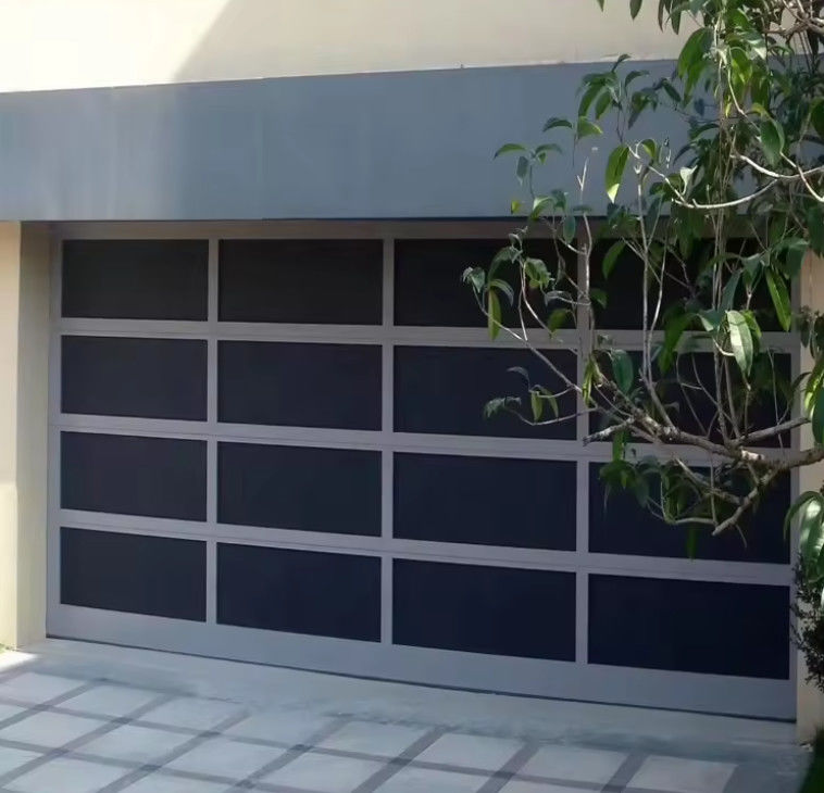 Eleganti porte di garage di alluminio con sicurezza migliorata e riduzione del rumore