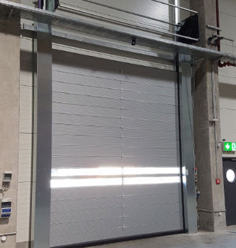 Porte di garage isolate con schiuma di poliuretano, insonorizzate e termicamente isolate