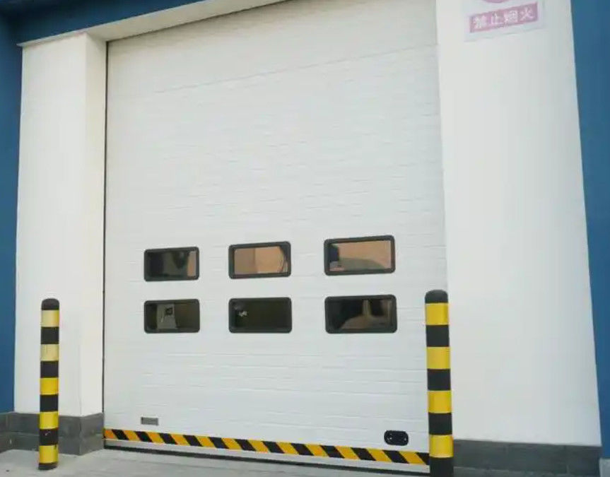 Porte sezionali industriali di caserme di pompieri con disegno a forma automatica e copertura in polvere sopra la testa
