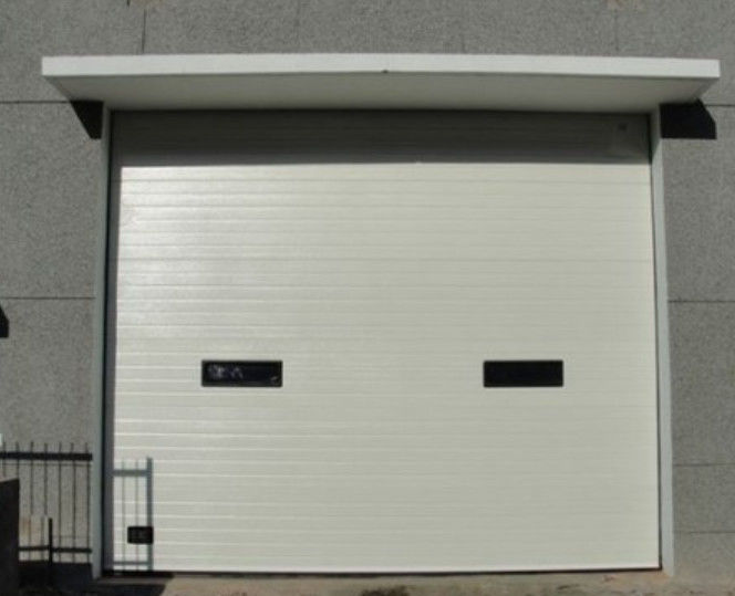 Disegno a pannello piatto o contornato Porte di garage isolanti a sezione Commerciale per centri commerciali 50 mm-80 mm Spessore Porte di ascensore verticale industriale