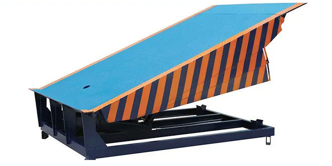 Fabbrica di lavori pesanti Piastra automatica per le porte delle banchine 25000-40000LBS Progettazione sicura per le operazioni di capacità delle banchine