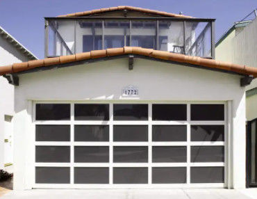 Moderno stile di design resistenza all'acqua classe 3 vetro trasparente porta di garage sezionale con rivestimento in polvere