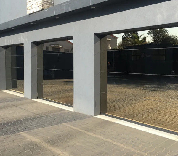 Porta di garage di vetro a doppio vetro commerciale su misura con resistenza all'acqua di classe 3 e manuale o automatica