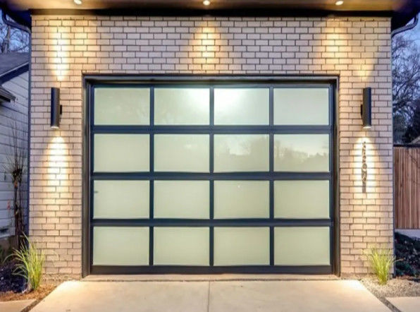 Facile installazione Idroreflessibilità Classe 3 Vetro trasparente Porta di garage sezionale Moderno design Rivestimento in polvere